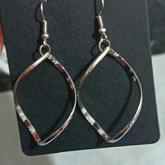 Lulus Jewelry - Lulu's Twisted Silver Hoop Earrings